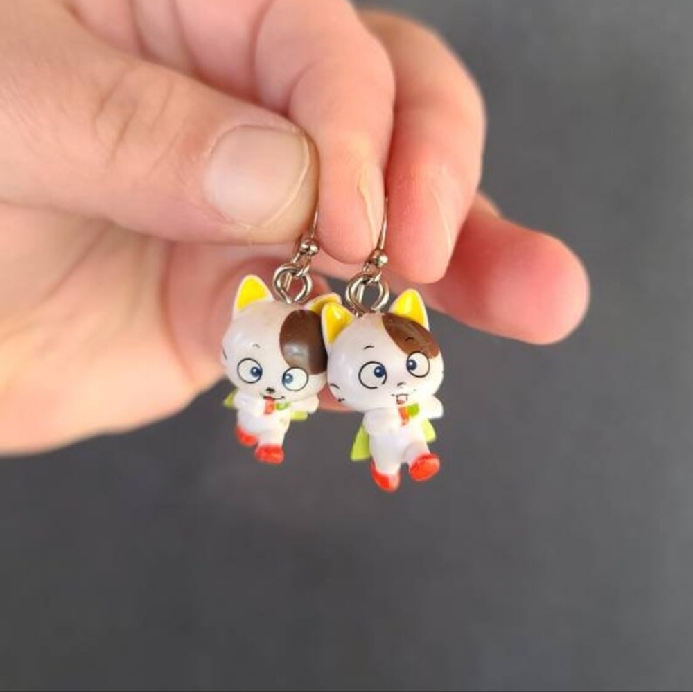 Vintage Plastic Cat Dangling Earrings